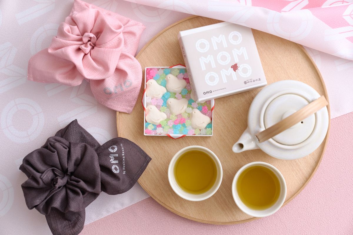 干菓子はOMOのロゴがプリントされた風呂敷で華やかにラッピングして提供。