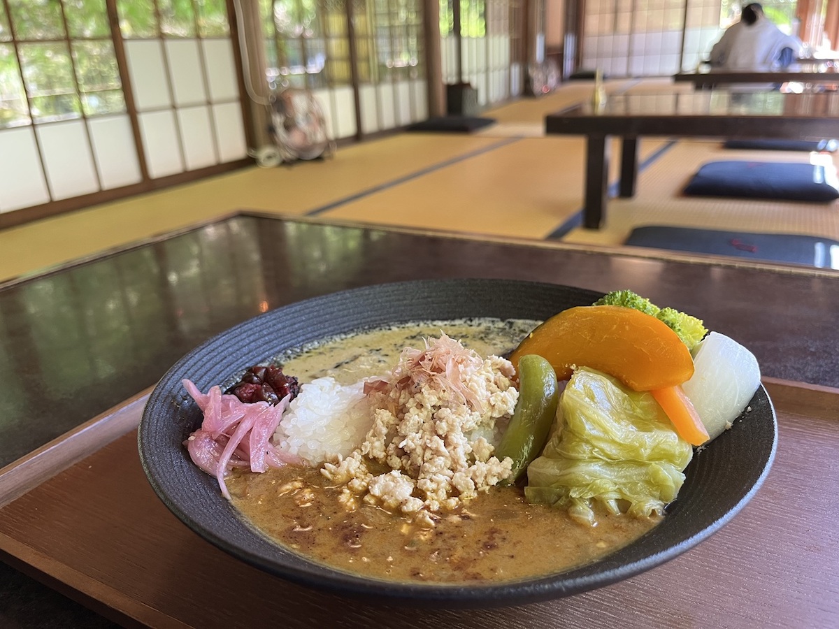 「スパイスカレーとグリーンカレーの合いがけ」1950円