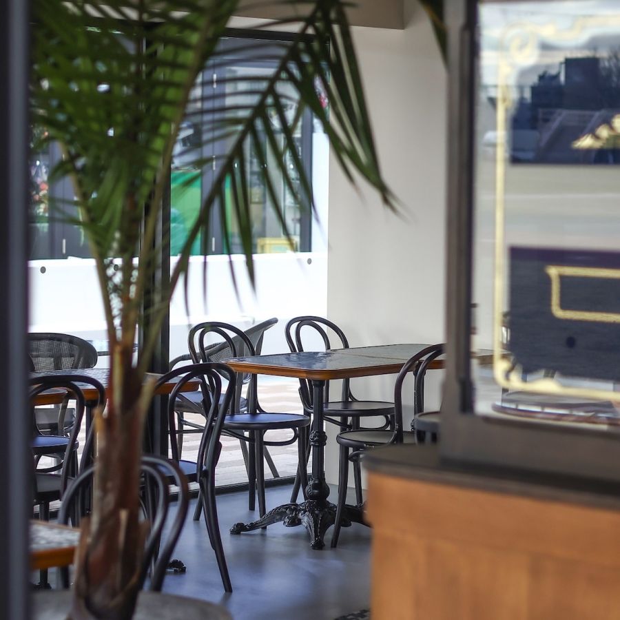 店内はもちろん、公園内ならではの自然をより感じられるテラス席も！