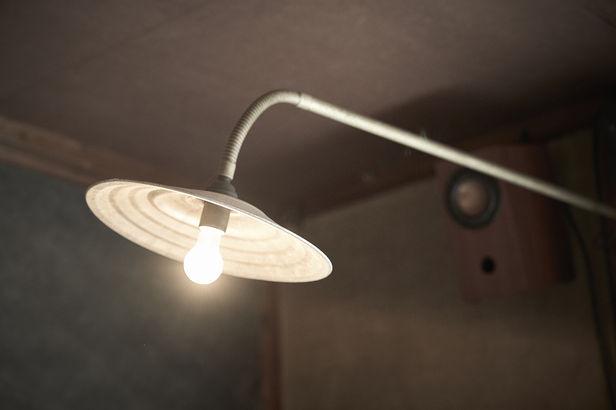 時代の蓄積を感じられるランプも素敵