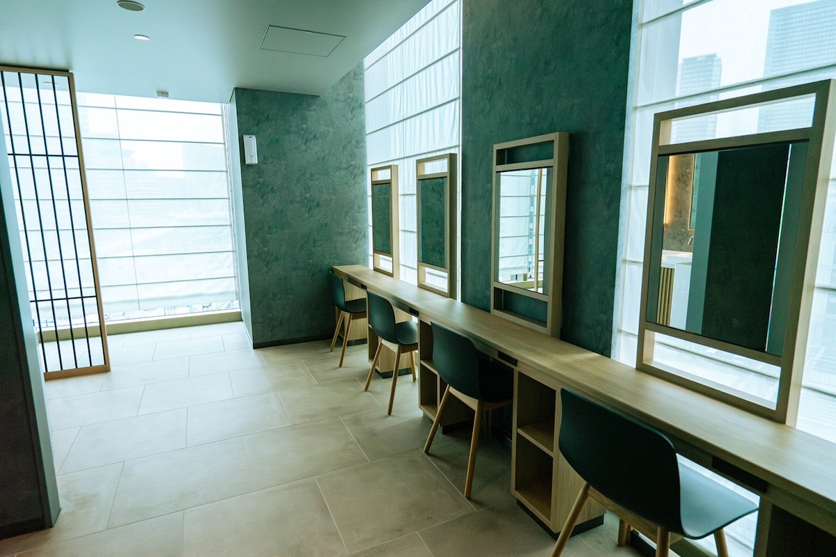 写真向かって左奥にトイレの個室が並ぶ