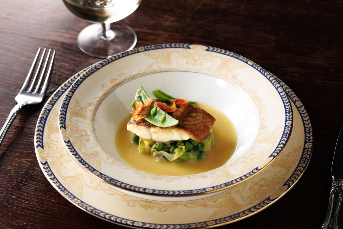 「スズキのポワレ ブールブランソース」（ Petit・Legereコースメニューの一品）