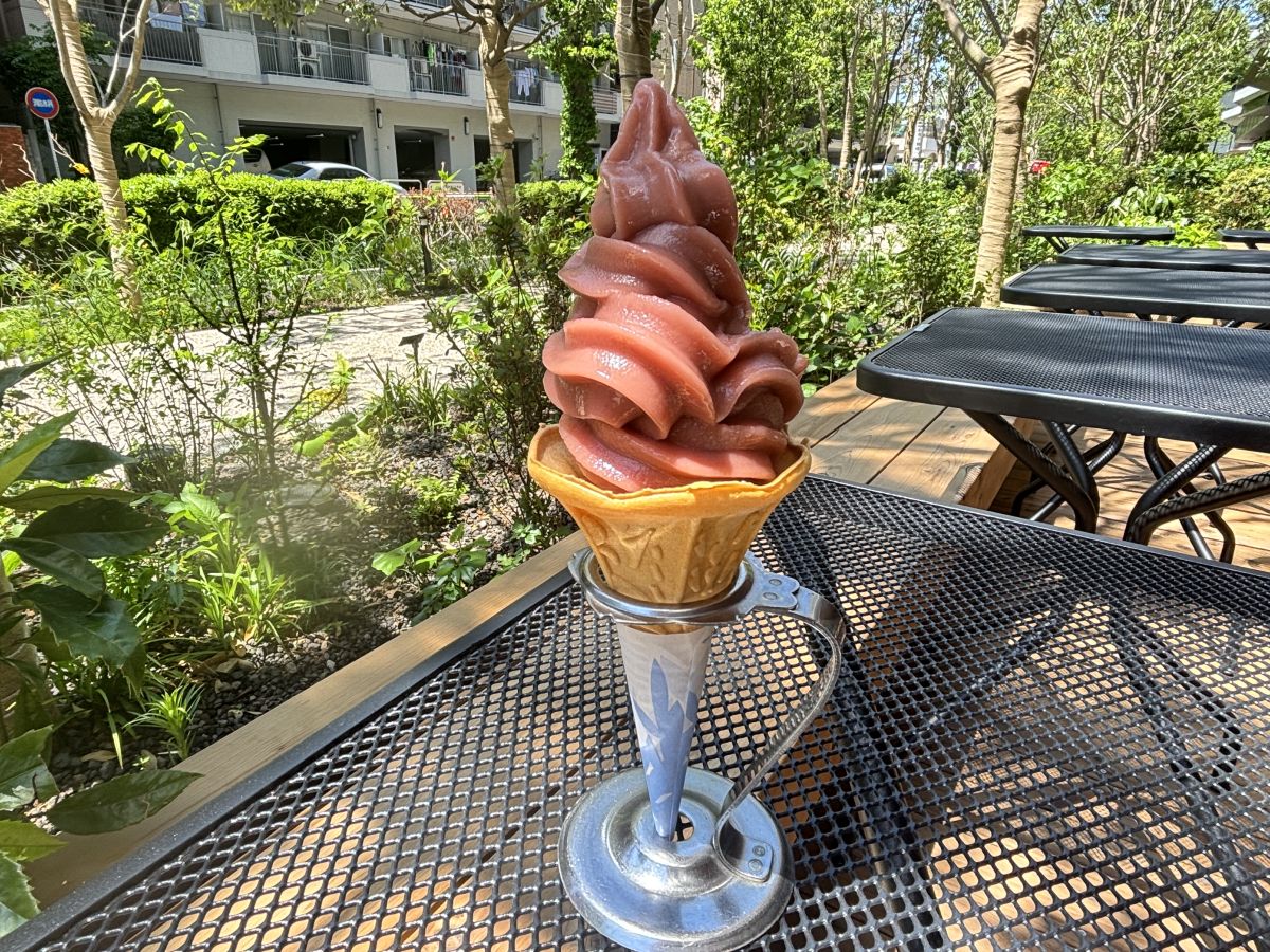 「福岡あまおうソフトクリーム」単品550円、ドリンク付き860円