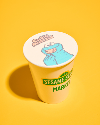 「COOL VIBES with Cookie Monsterキャラクターラテ 」650円