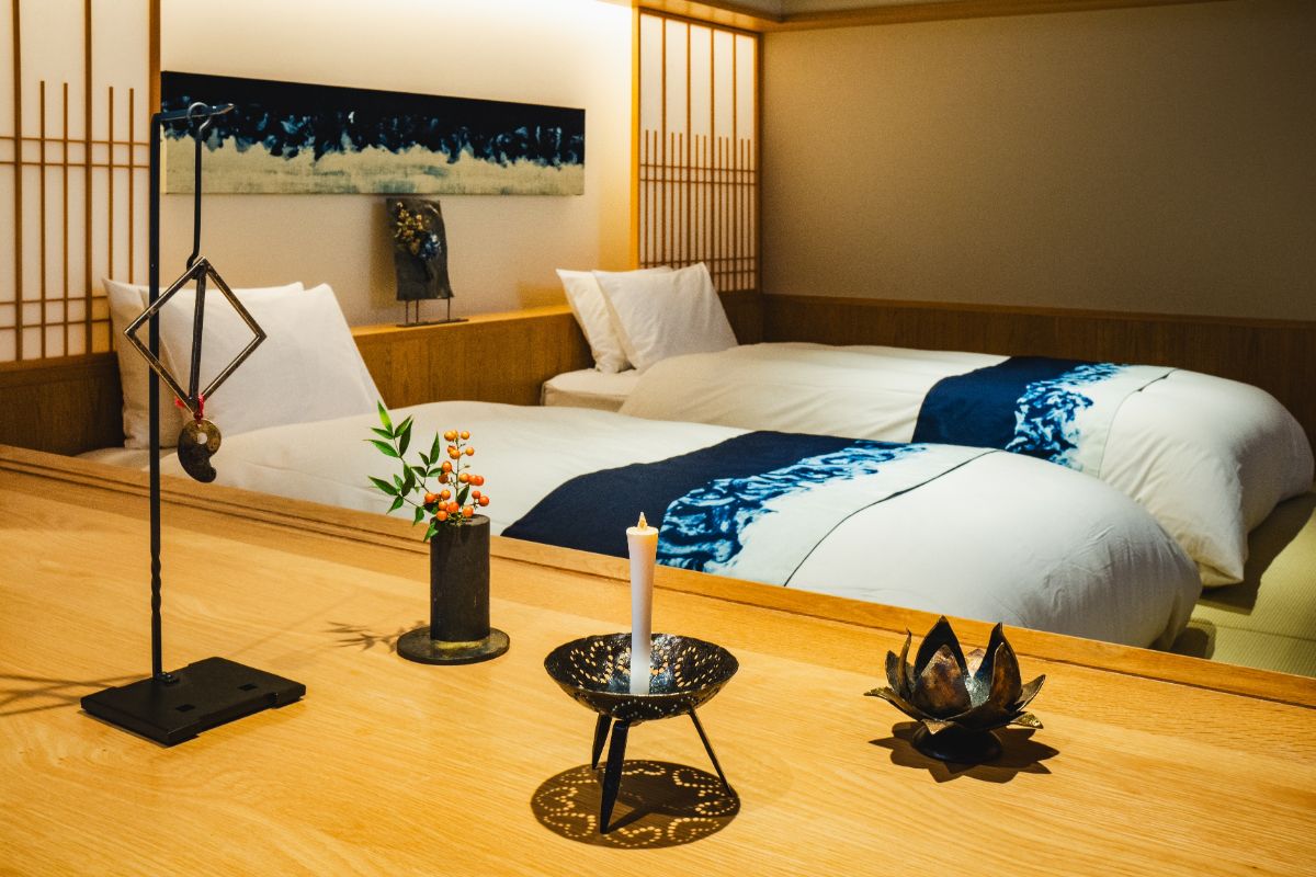 鉄製品の並ぶ客室