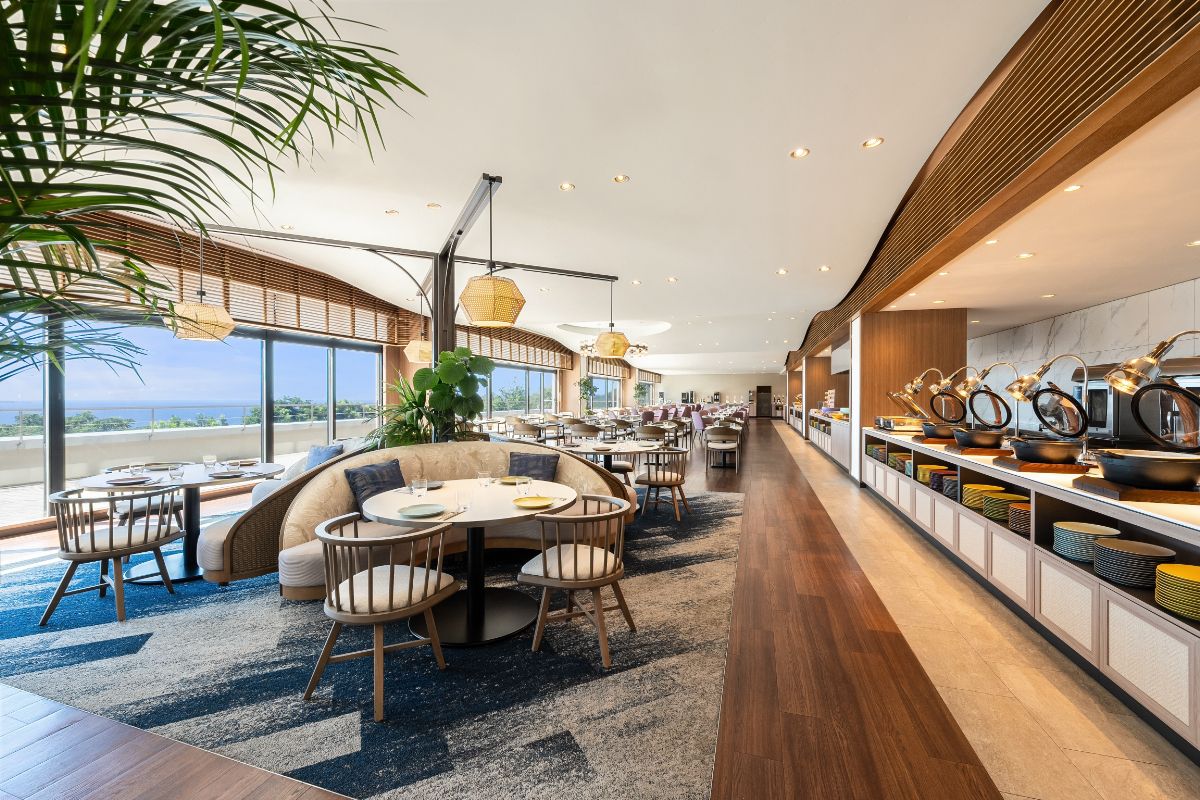 レストランは2階にあります。営業時間は