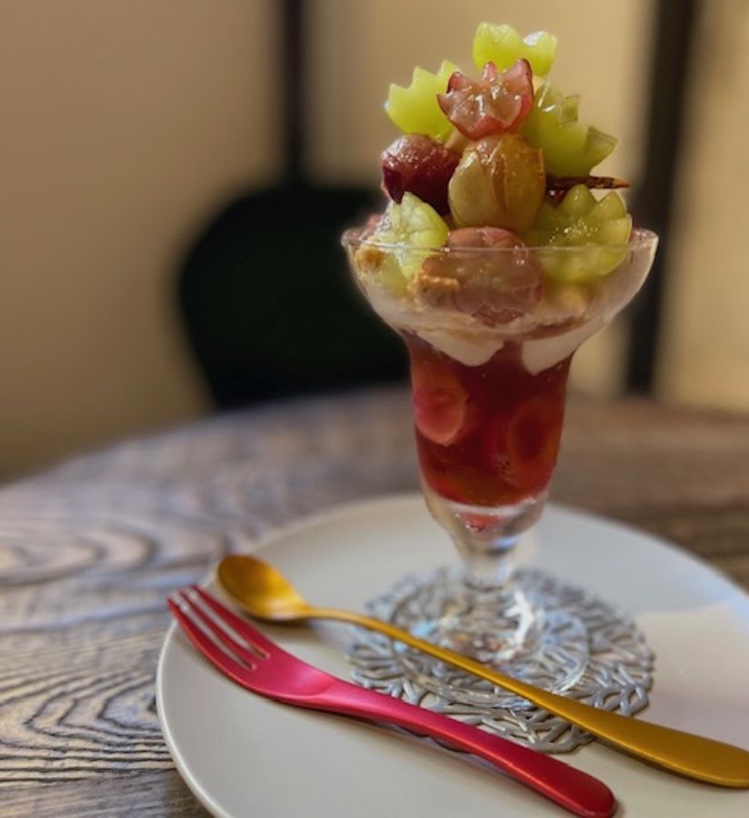 「ぶどう食べ比べパフェ」2530円。（9月半ば〜11月末まで）