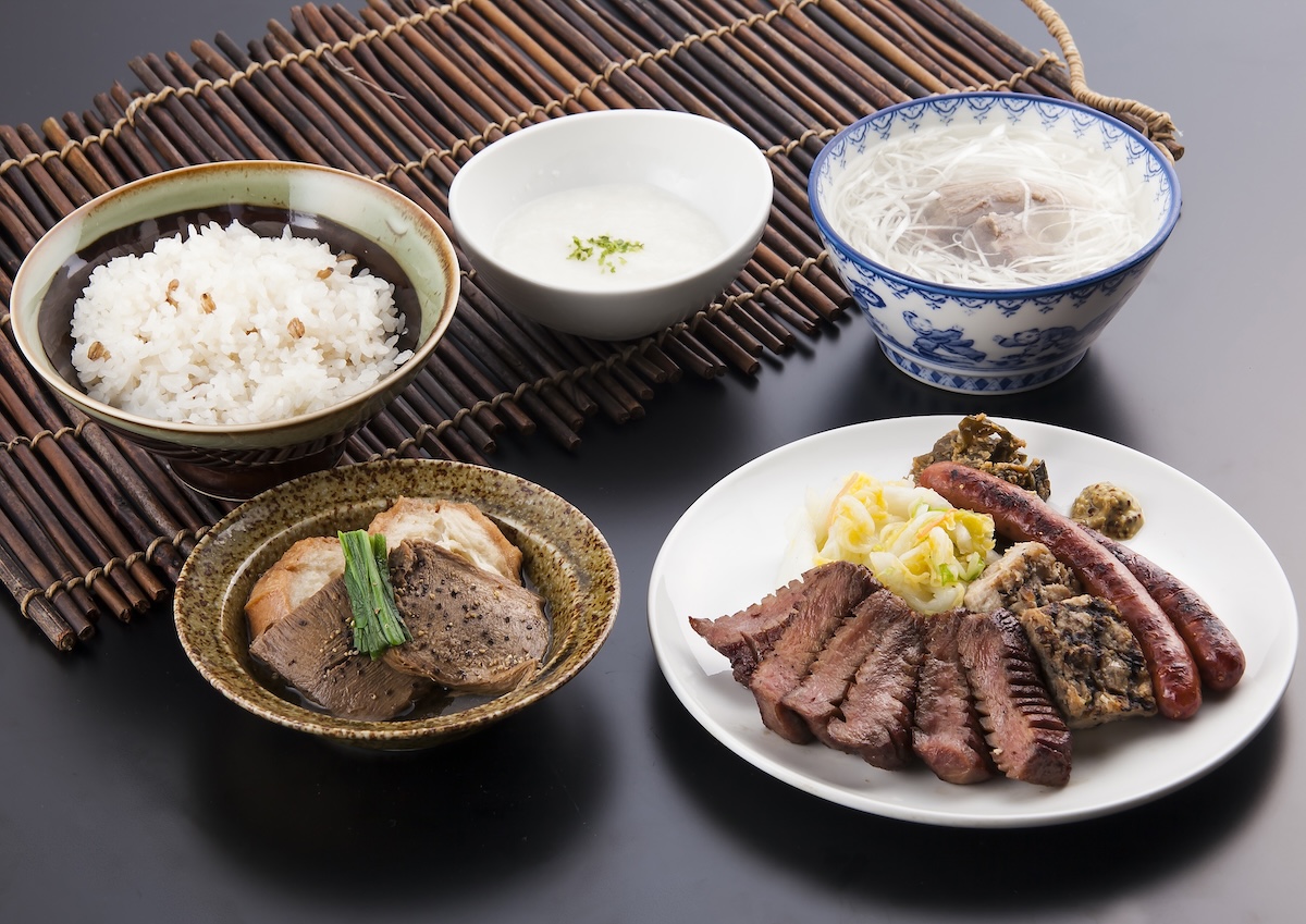 真中たん・善治郎定食3905円（税込）（真中たん塩焼き、牛たんつくね、牛たんソーセージ、ゆでたん、麦飯、テールスープ、とろろ）