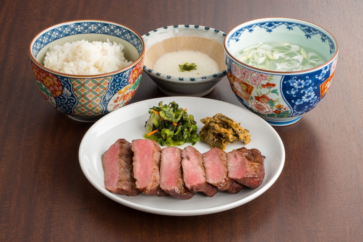 芯たん®定食 3200円（税込）（芯たん焼き、麦ご飯、テールスープ、漬物、南蛮みそ漬、とろろ）