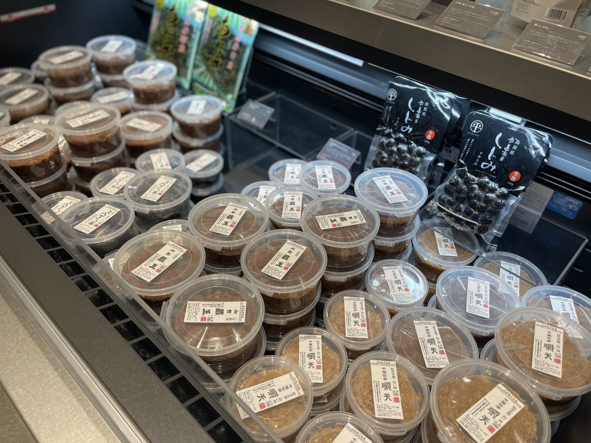 （手前から）「順天450g」****円、「山形 蔵王 450g」1420円、「八丁みそ葵 450g」****円