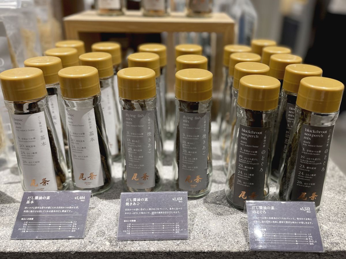（左から）「だし醤油の素 基本」1404円、「だし醤油の素 焼きあご」1458円、「だし醤油の素 のどぐろ」1512円