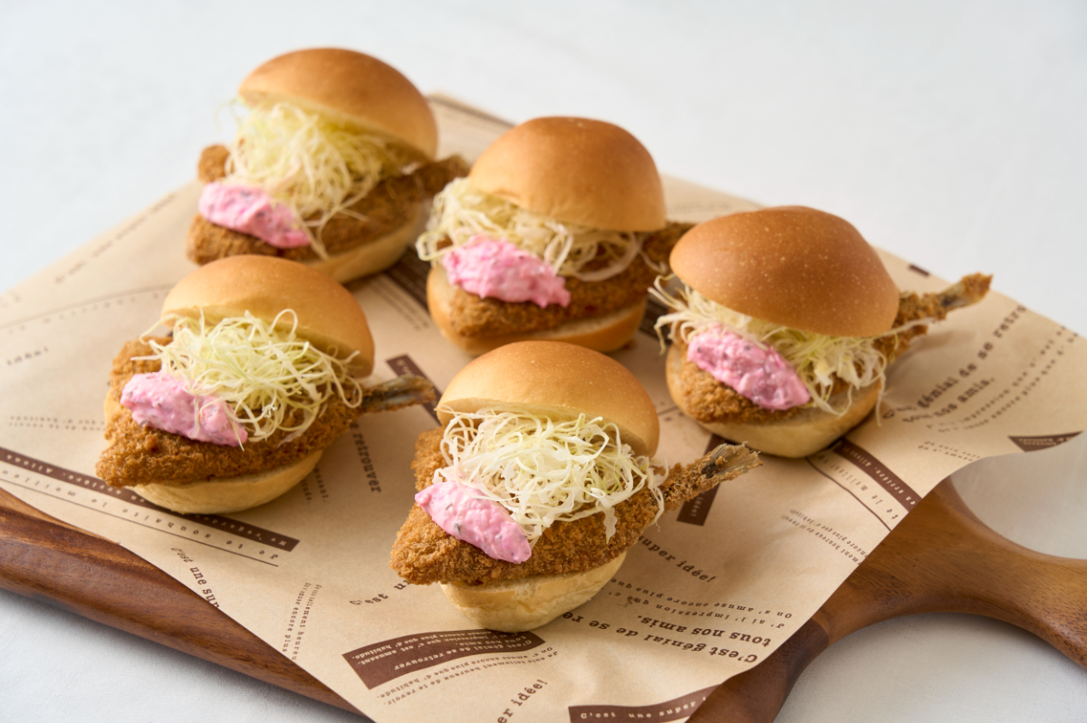 「鯵バーガー」は鯵フライをハンバーガーにした新メニュー。タルタルソースで味わって