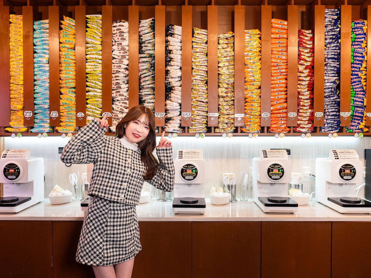 韓国ラーメンとラーメン専用調理マシンのコーナー