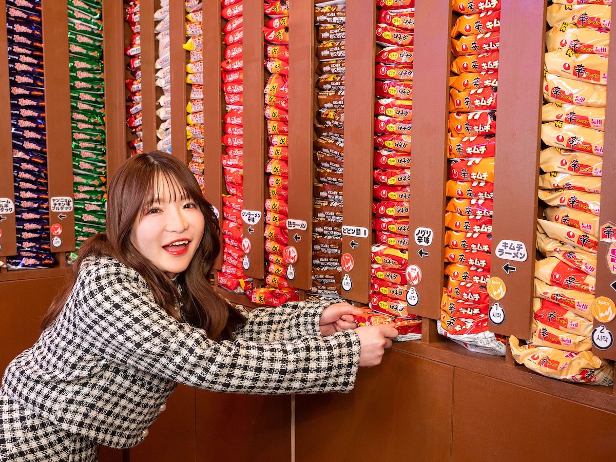 取り出し口の横には商品名、辛さ、ラーメン専用調理マシンで作る際のボタンナンバーが記載されている