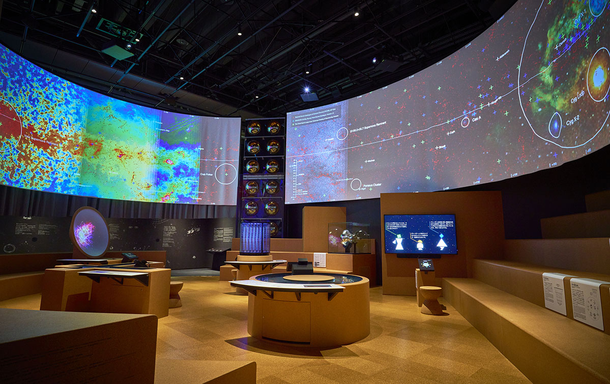 360度のスクリーンに覆われた「未読の宇宙」メインエリア