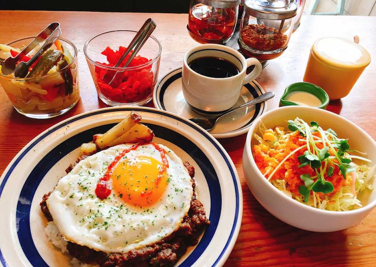 「ドライカレー＜半熟卵 or ゆで卵とサラダ付＞」1100円、「コーヒー」400円（セット終日250円）