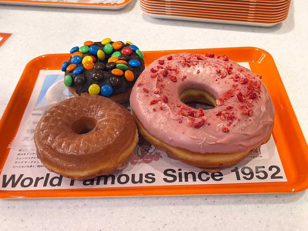 （左から時計回りに）「グレイズドグレイズド」360円、「チョコレートキャンディレイズド」550円、「ストロベリーチョコレートテキサスグレイズド」550円 ※〜2025年6月15日まで毎日数量限定発売