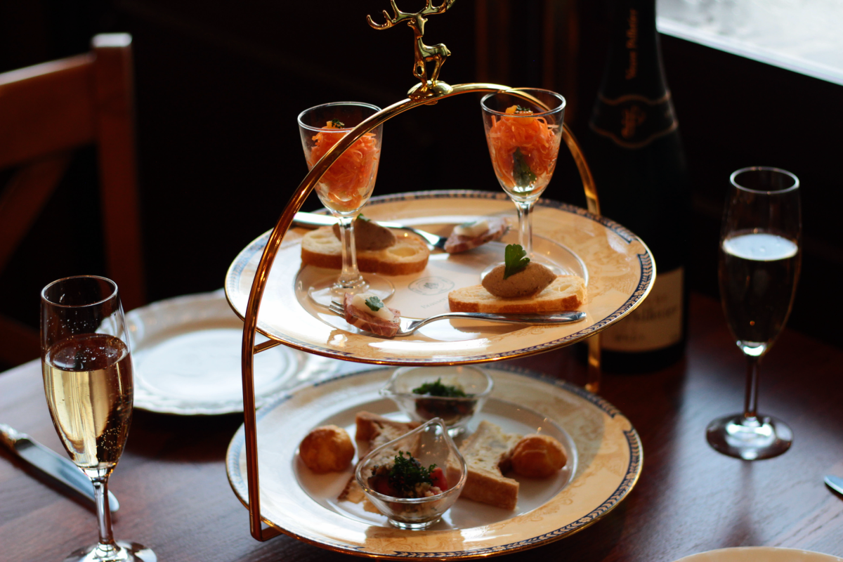 「小さな前菜盛り合わせ（アフタヌーンティースタイル）」