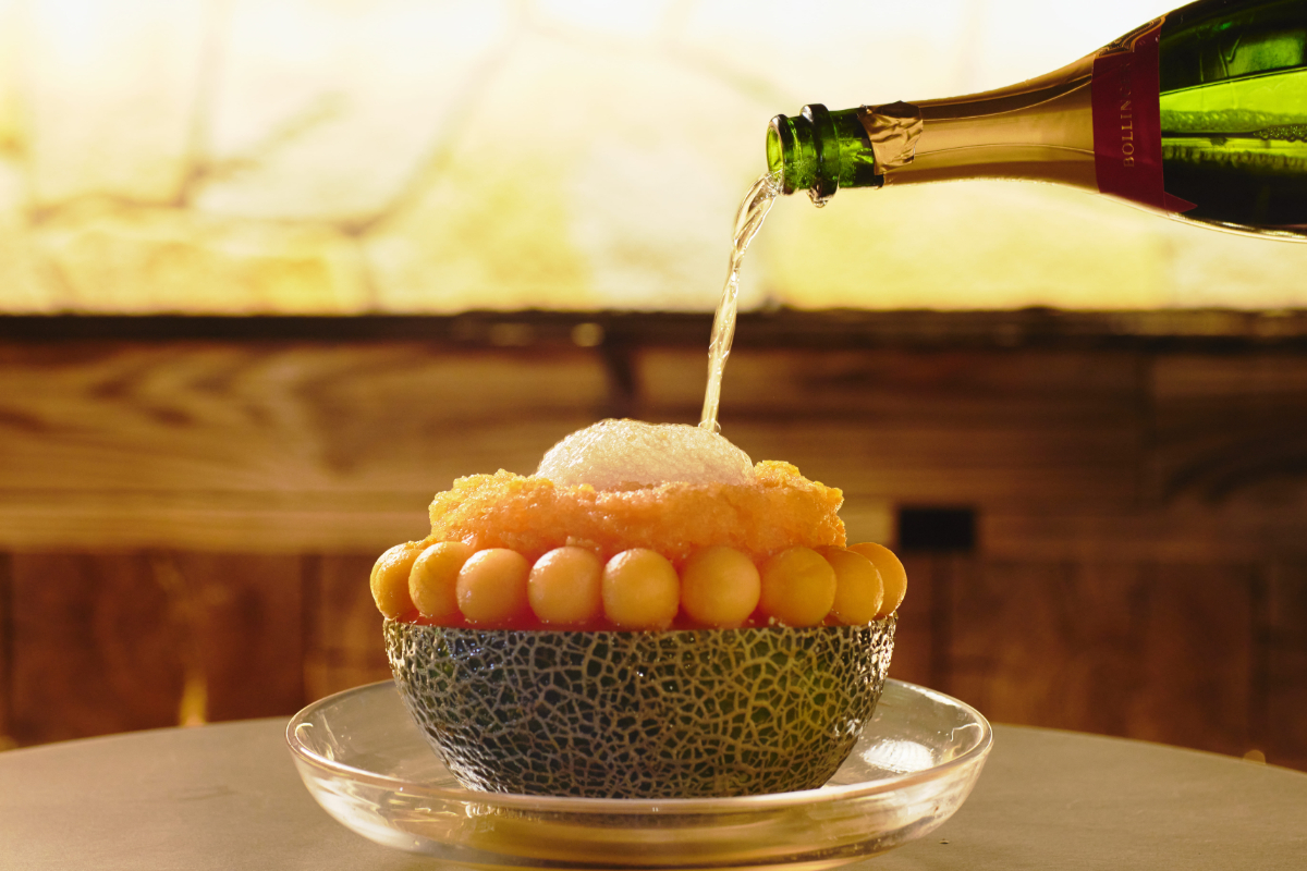 シャンパンを注いで大人のフロートに