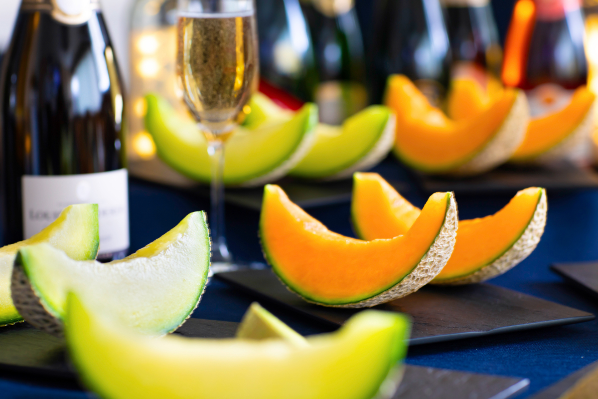 メロン1/8カット700円、シャンパン1杯1800円～