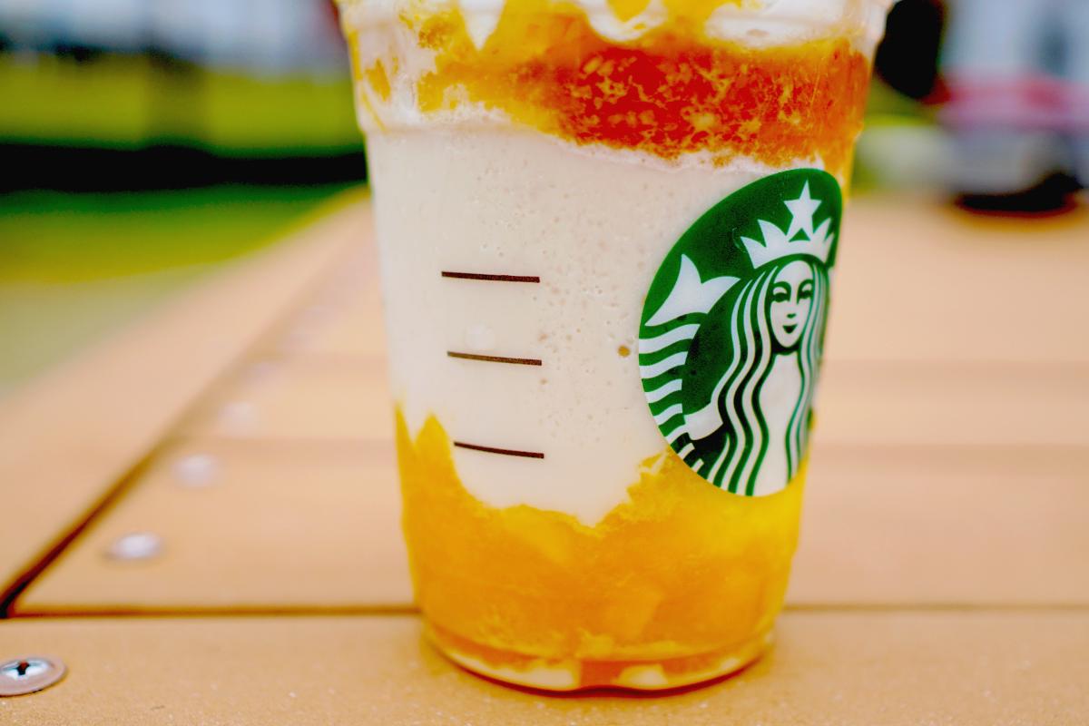 「オリエンタル マンゴー & ティー フラペチーノ®」カスタマイズ：キャラメルソース追加（無料）、ホワイトモカシロップ追加（＋55円）、シトラス果肉追加（＋110円）