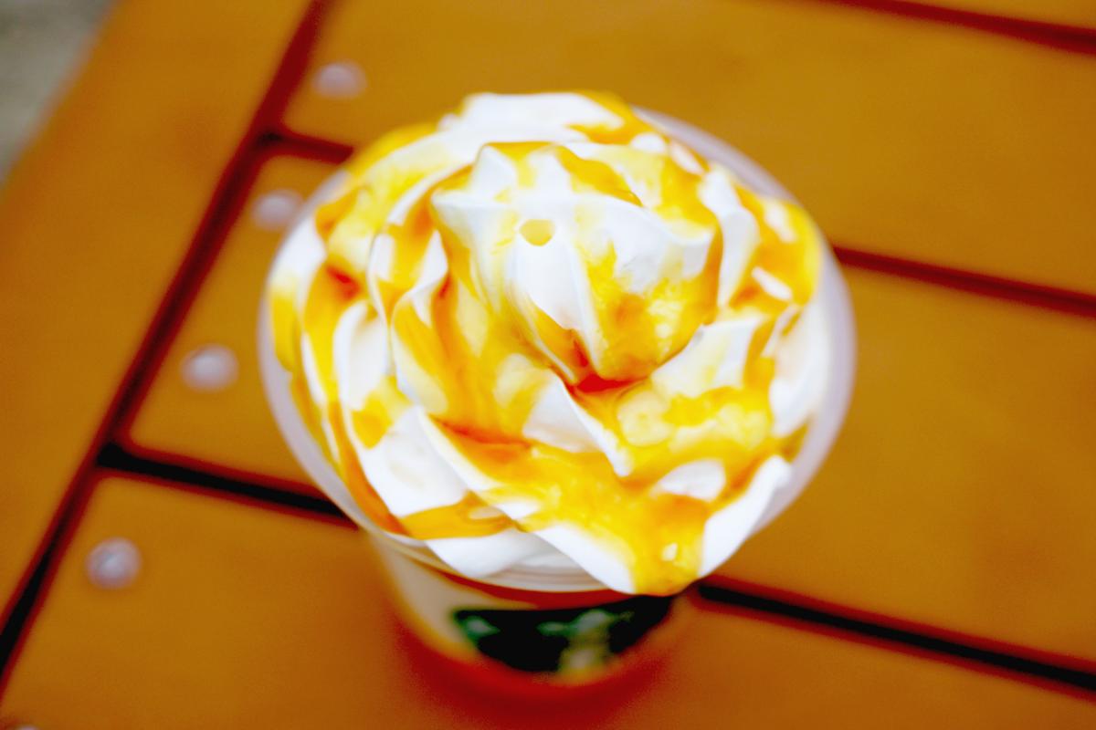 「オリエンタル マンゴー & ティー フラペチーノ®」カスタマイズ：キャラメルソース追加（無料）、ホワイトモカシロップ追加（＋55円）、シトラス果肉追加（＋110円）