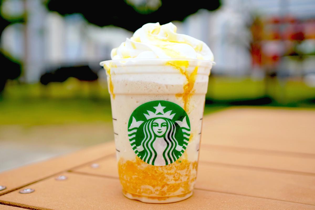 「オリエンタル マンゴー & ティー フラペチーノ®」※ソイミルク（調整豆乳）を使用しています。ソイミルクは牛乳や乳飲料ではありませんが、本商品には乳成分を含みます。