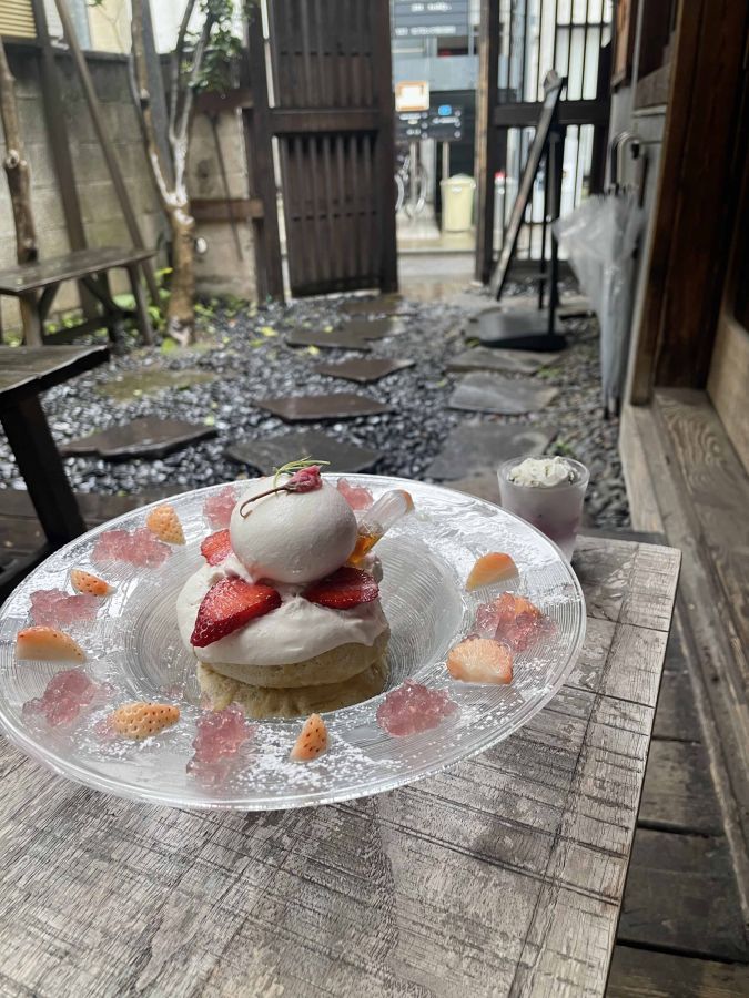 季節限定「桜とプッラータチーズのパンケーキ」（ドリンク込み）3200円