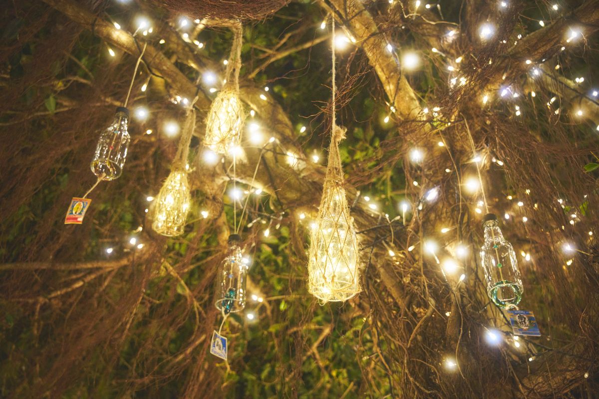 泡盛の空き瓶が風鈴やランタンに