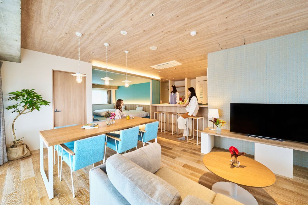 リビングダイニング、アイランドキッチン、2つのベッドルームを備える