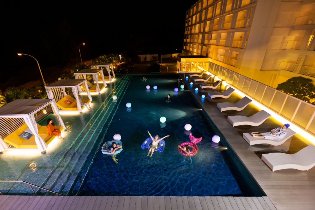 ナイトプールも楽しめます