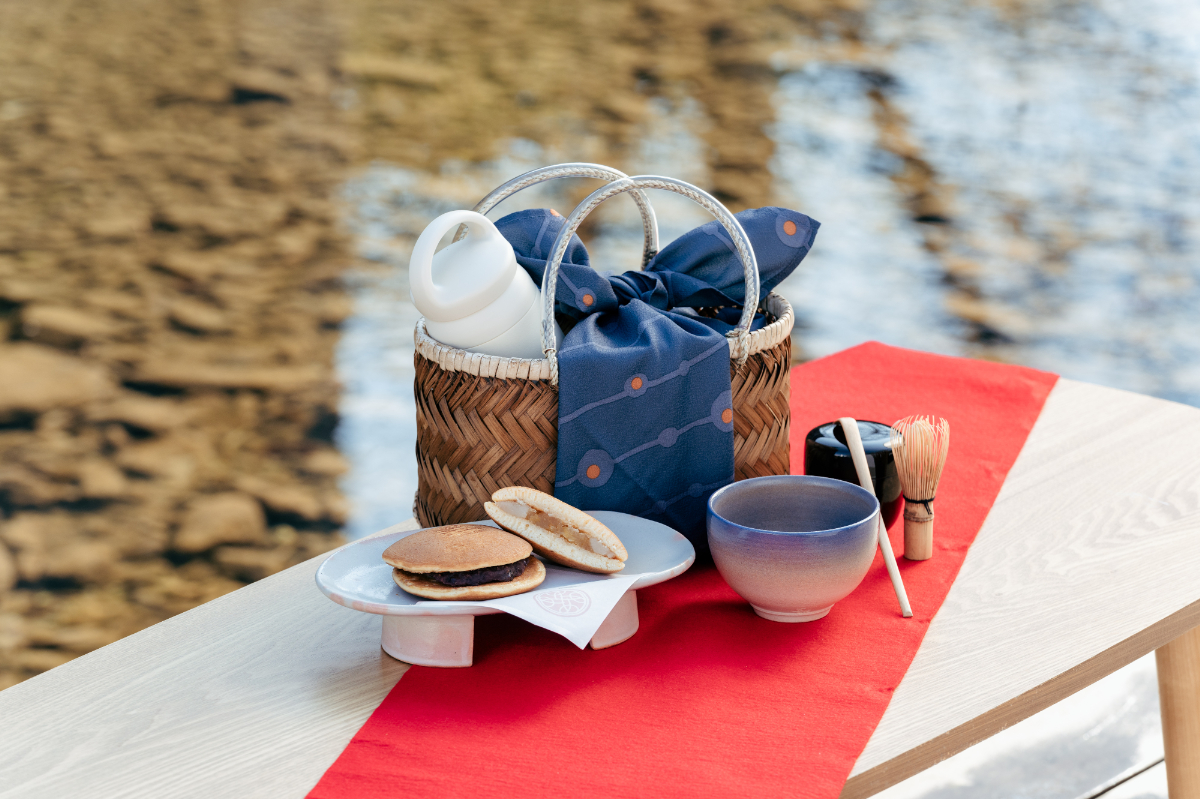 道具一式を茶かごに入れて提供