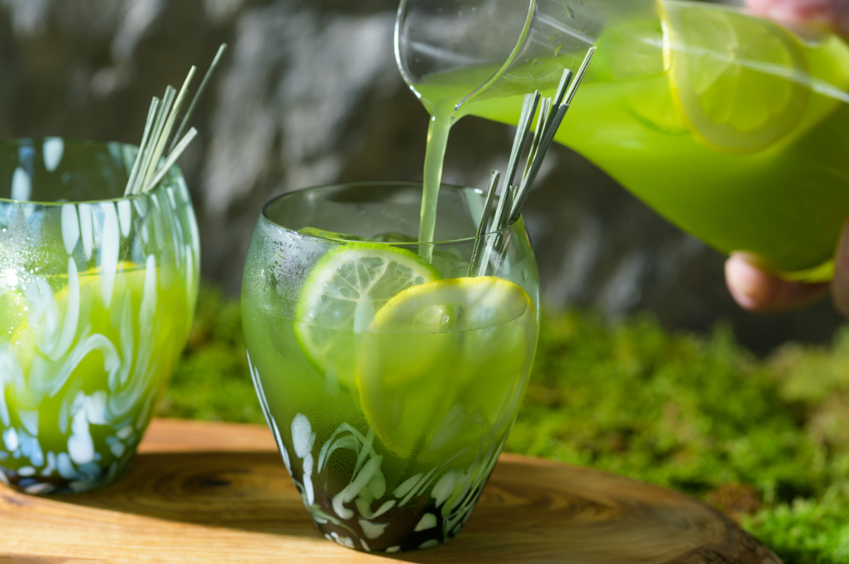 すっきりとした味わいが特徴のレモングラス緑茶とフレッシュな柑橘を合わせ、「ジャゴケ」のさわやかな香りを表現したドリンク