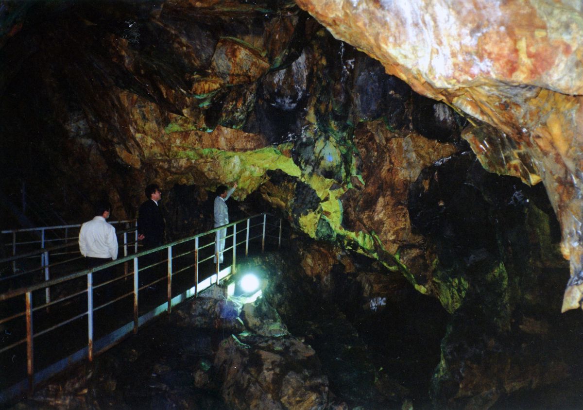 温泉街から徒歩15分ほどにある「延沢銀坑洞」
