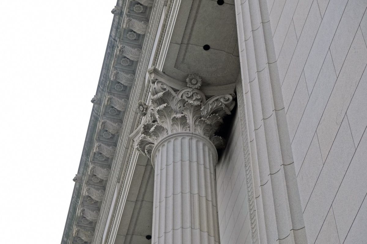 明治生命館は豪華なディテールも見どころポイントのひとつ