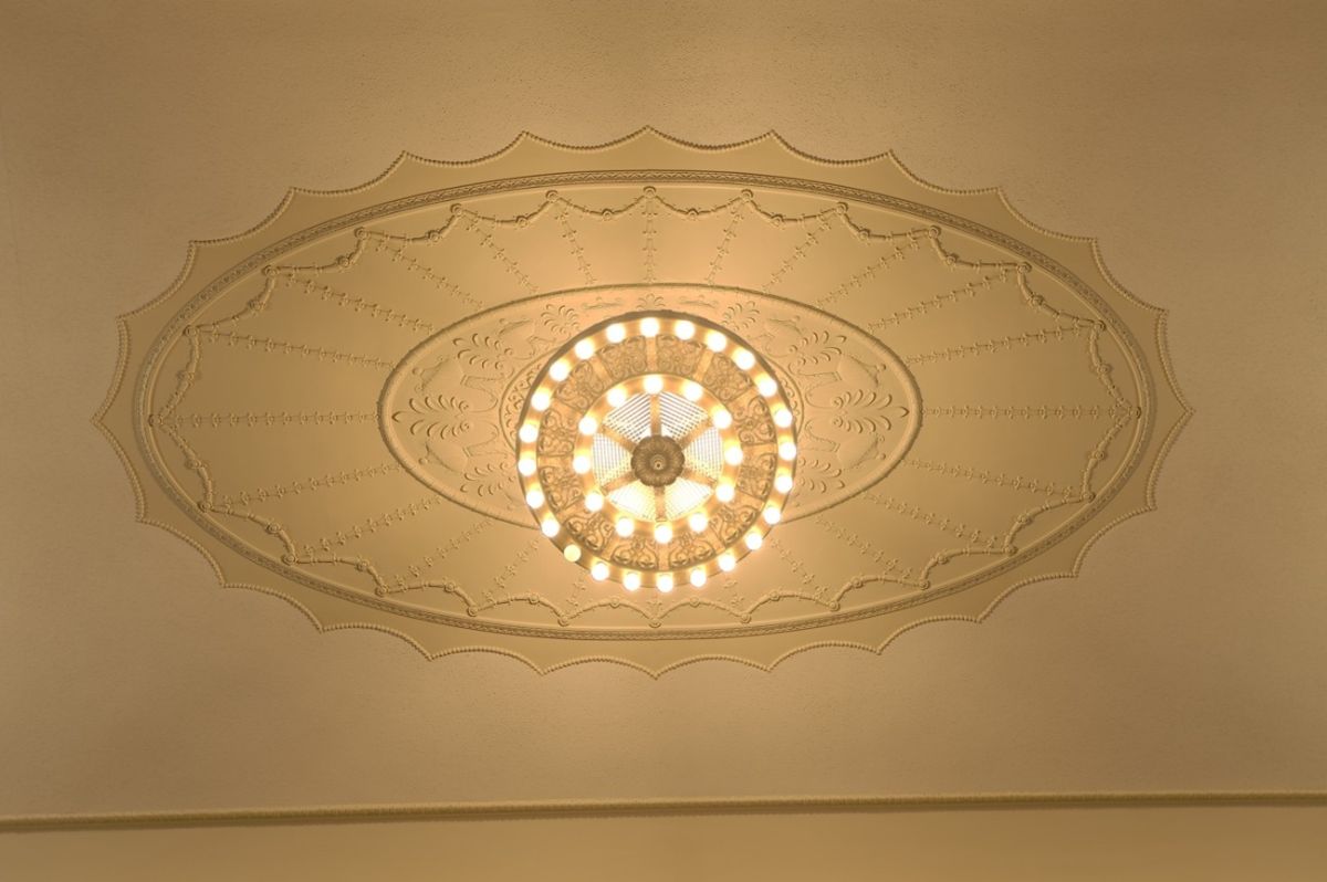 優雅な天井の装飾もみどころ