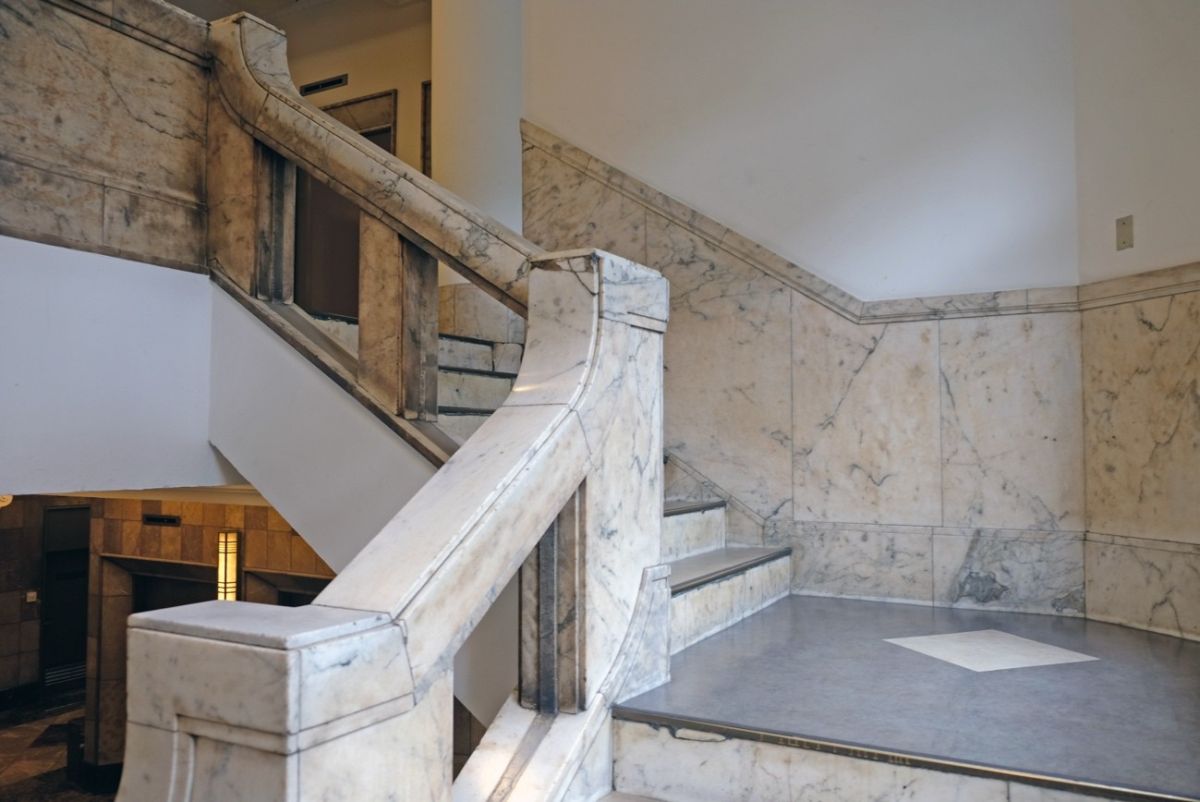 大理石でできた重厚な階段