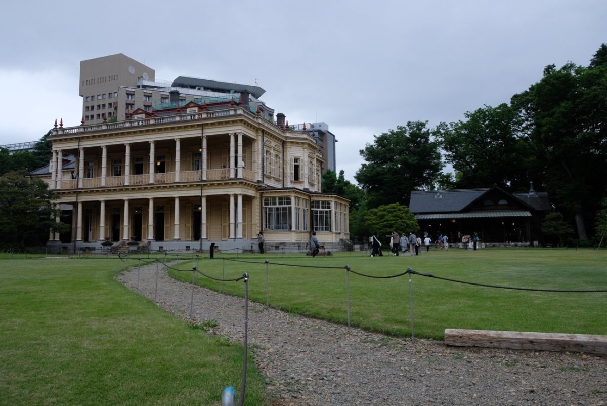 旧岩崎邸 洋館(左)、旧岩崎邸撞球室(右)。2つの建物は地下道で繋がっている
