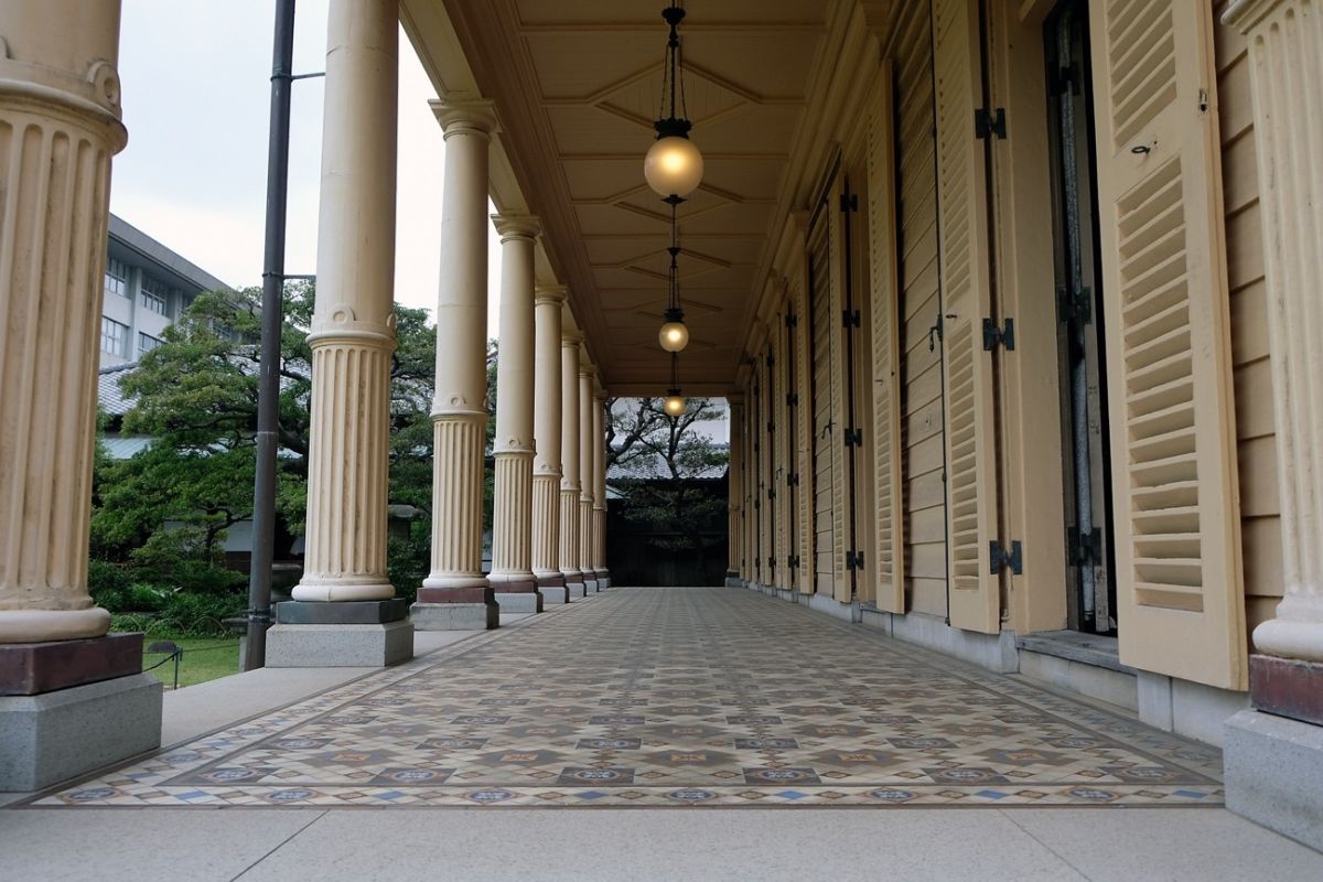 ベランダのタイル。約130年間色褪せずに残っている