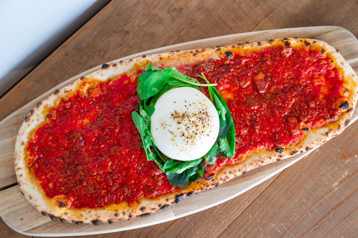 「ビーフラグー／ブラータチーズ」Lサイズ2000円、Mサイズ1800円（写真はLサイズ）