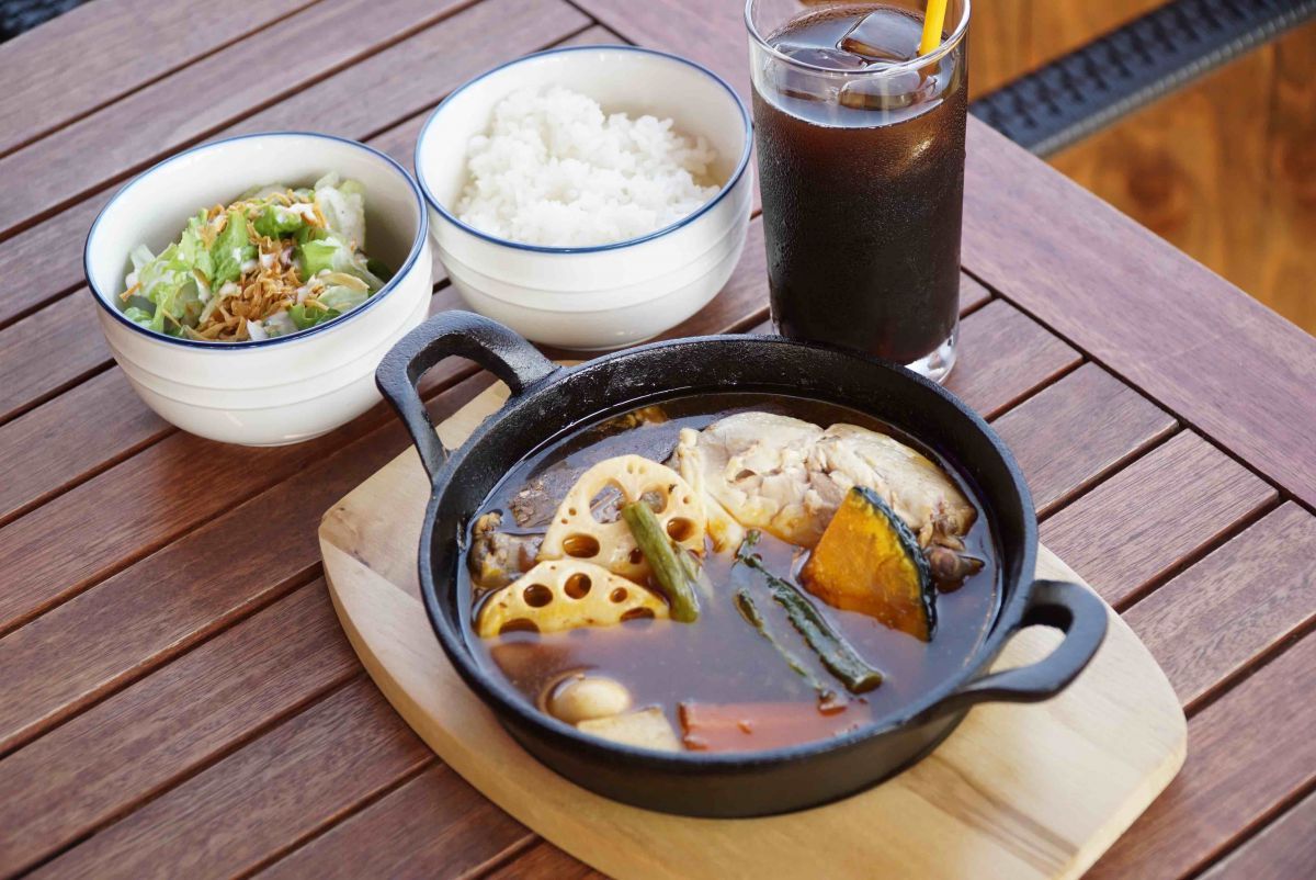 「チキンスープカレー」ランチ 1800円（ライス、サラダ付き）※ドリンクは別途