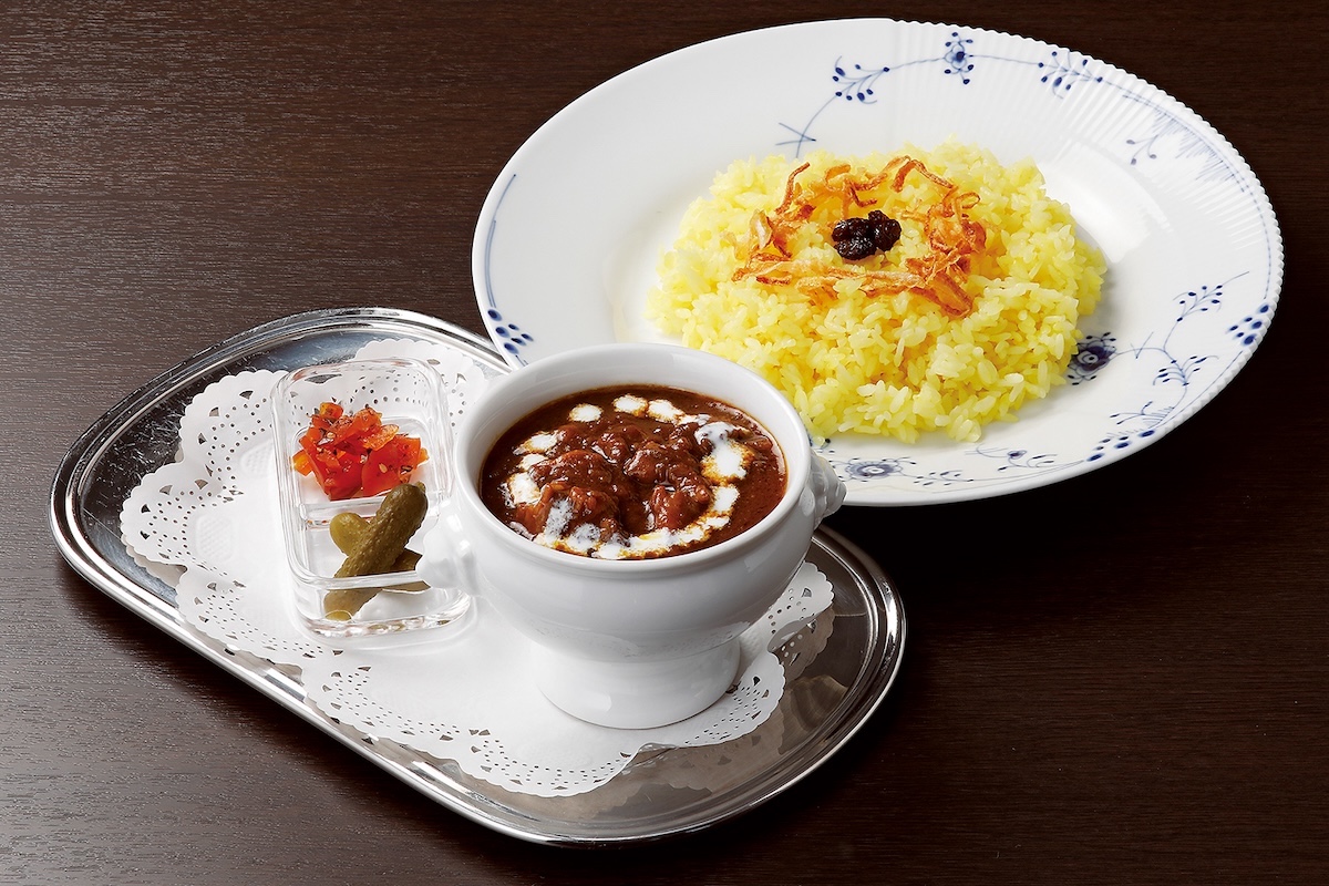 「SiKi特製ビーフカレー」（サラダ&スープセット）1880円／©︎茶寮SIKI TSUBAKIYA