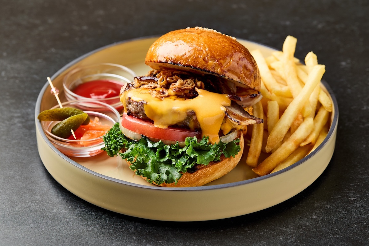 アニヴェルセル特製 こだわり自家製ベーコンチーズバーガー 2400円