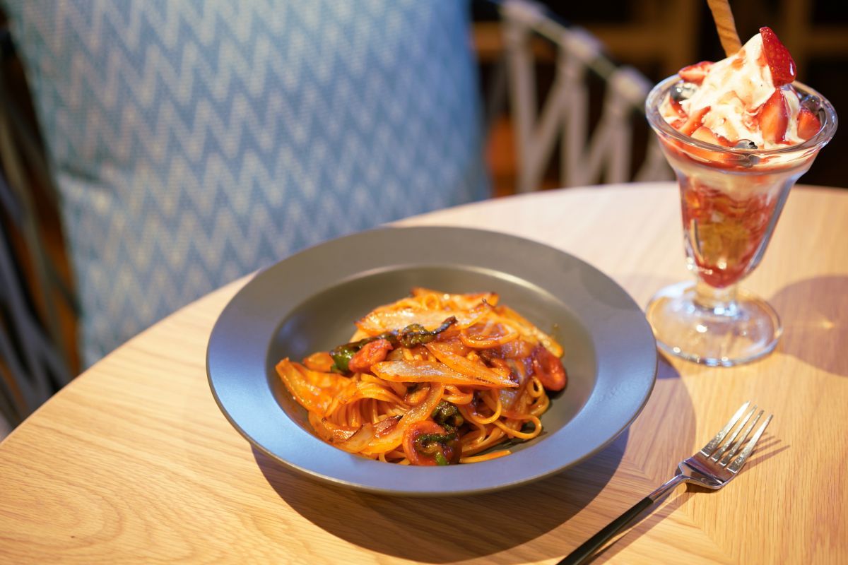 「横浜ナポリタン」1300円～、「ベリーサンデー」1100円～