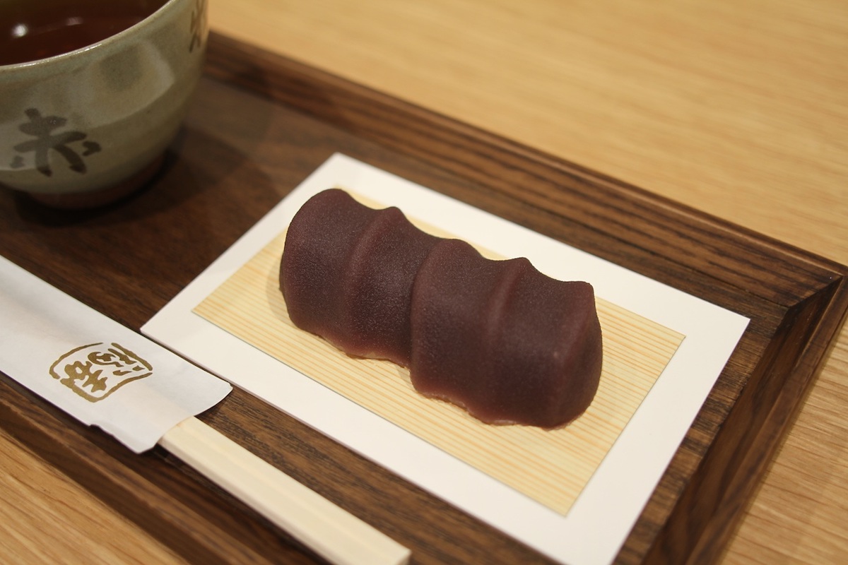赤福餅は温かいほうじ茶のお供にぴったり