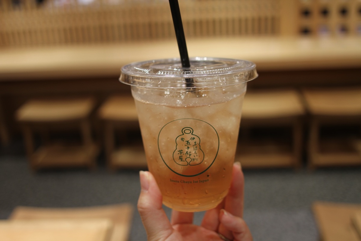 すっきりとした飲み口の「あずき茶」500円。暑い日におすすめ