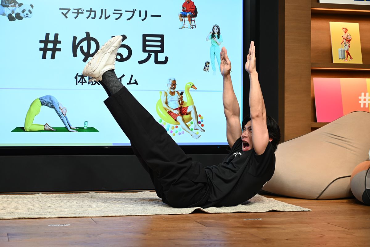 「VFASTチャンネル」にちなんで「V」ポーズを取る野田さん。