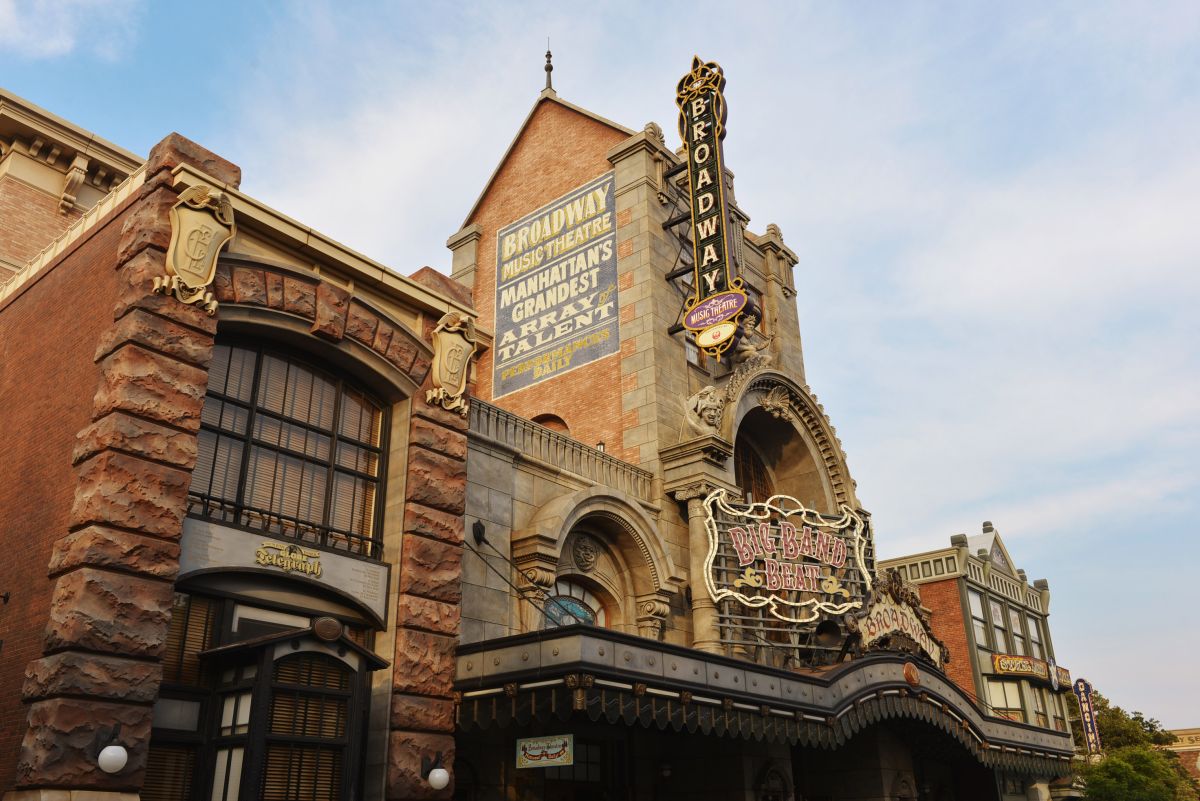 公演はアメリカンウォーターフロントのブロードウェイ・ミュージックシアターで