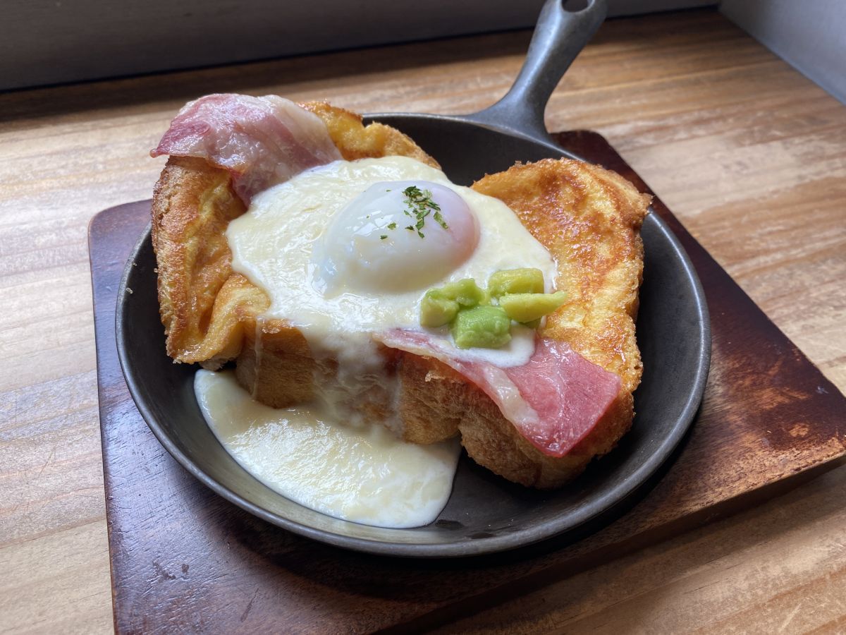 梟書茶房「ベーコンエッグ フレンチトースト」1