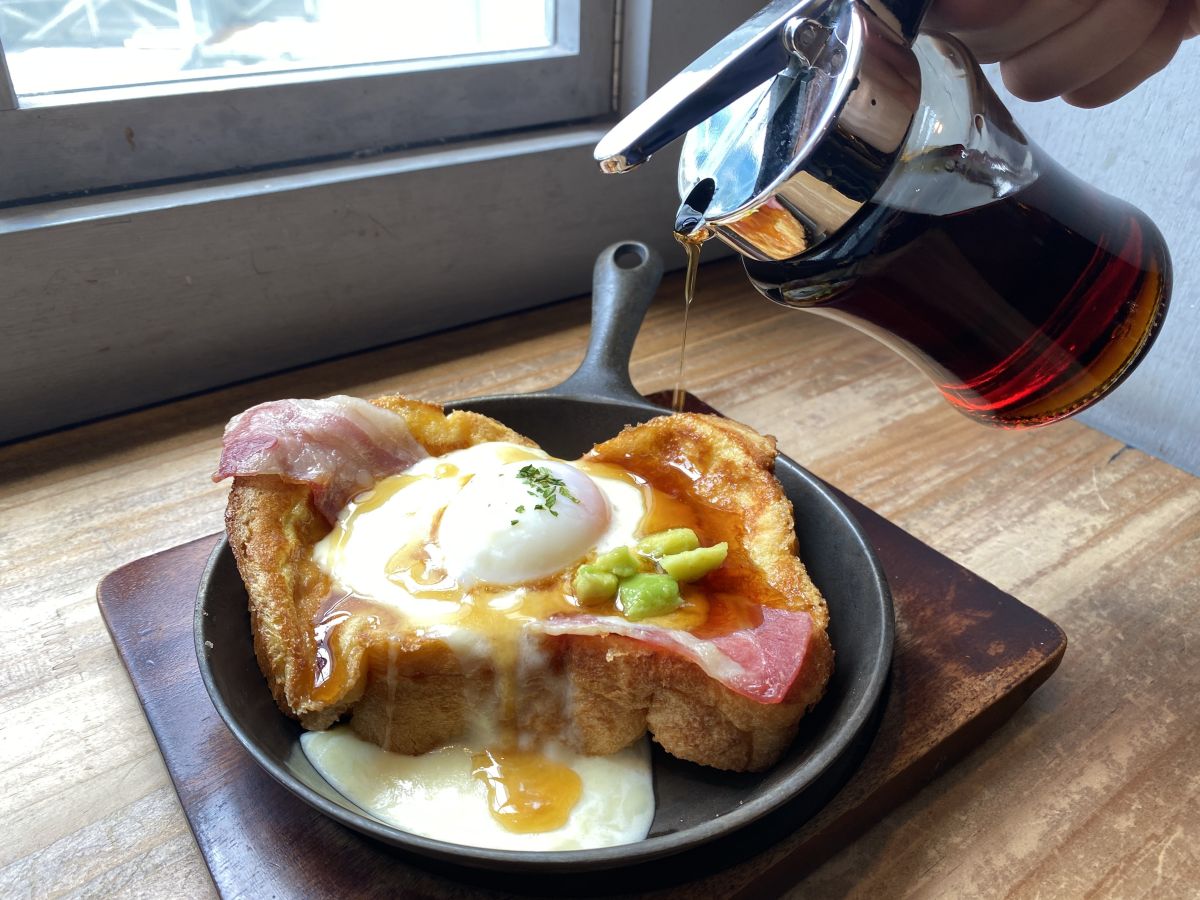 梟書茶房「ベーコンエッグ フレンチトースト」2